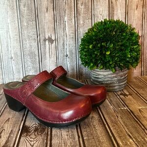 Dansko Women’s Solitaire Burgundy Leather Mary Jane Clogs US 9.5